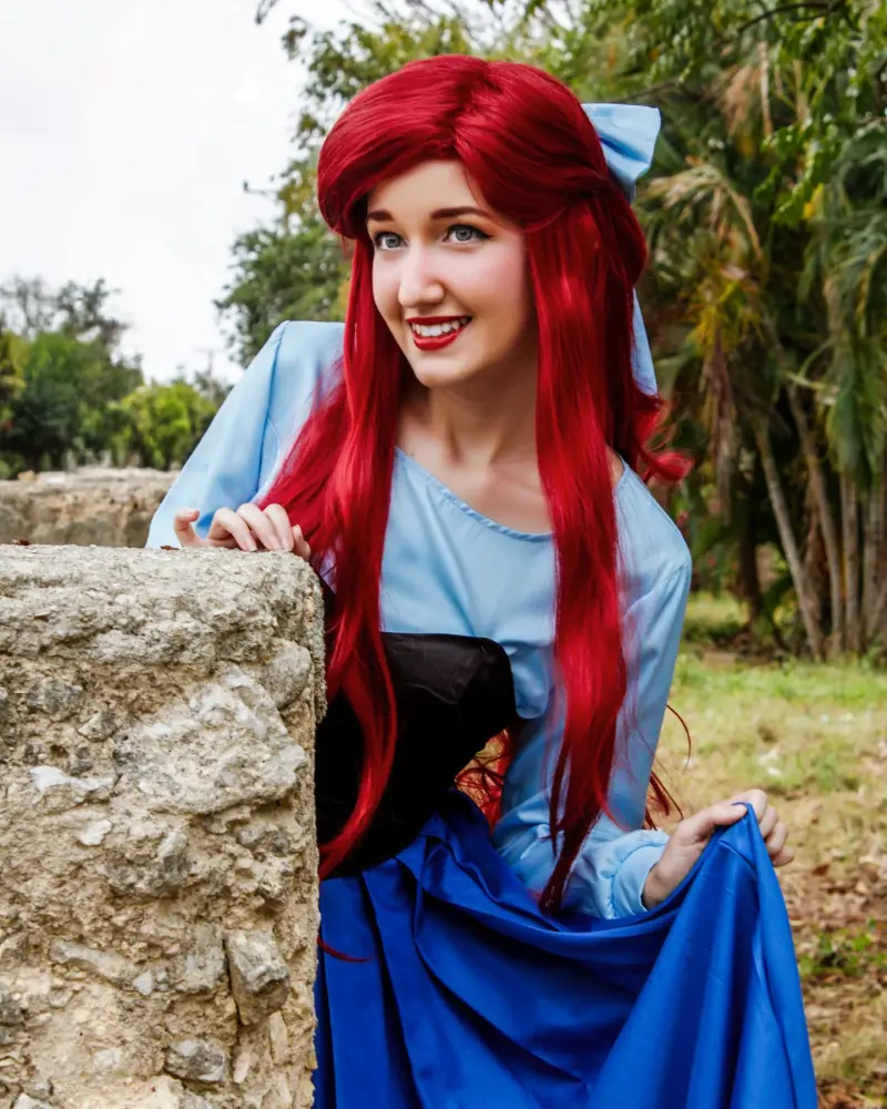Nuestra Ariel con su cabello rojo y vestido azul