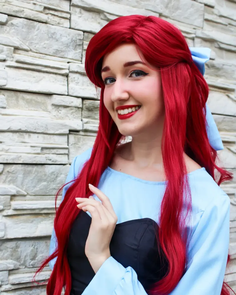 Retrato de Ariel sonriendo con su vestuario azul