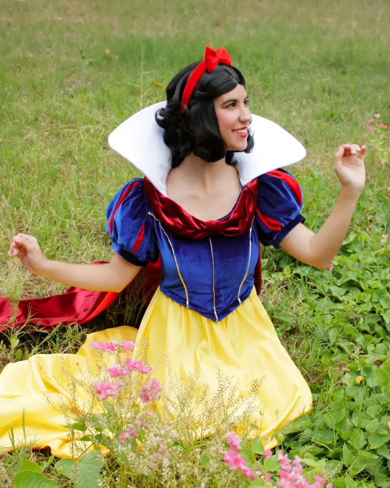Blancanieves con su vestido amarillo en un jardín