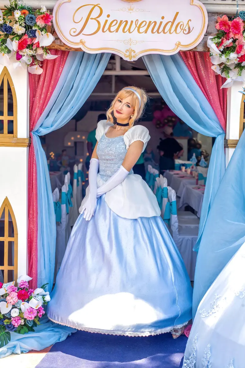 Nuestra Cenicienta con su vestido azul de princesa