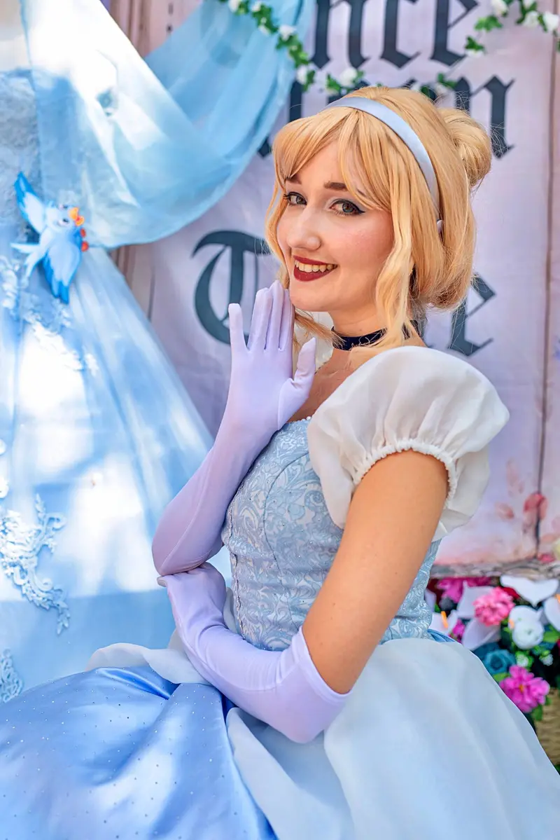Cenicienta sonriendo con su vestido azul