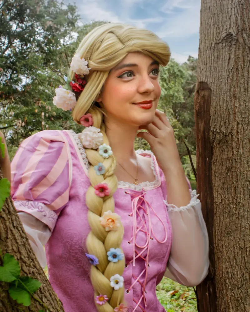 Rapunzel con su trenza de flores y vestido lila
